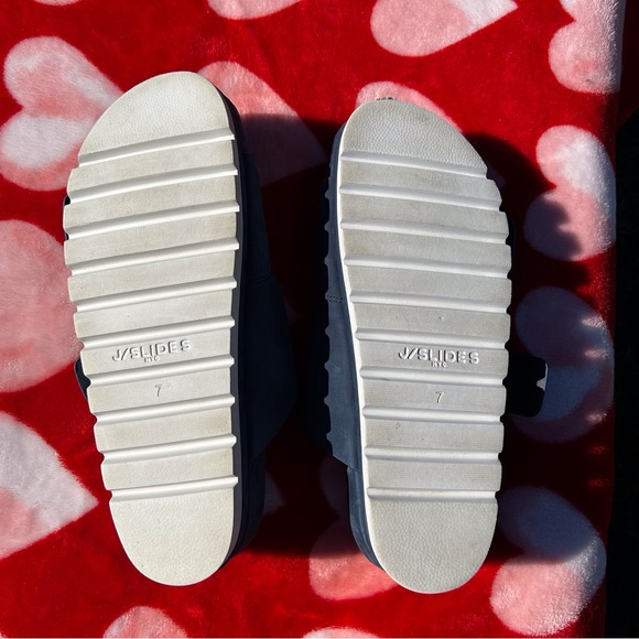 Sandals - Picture 2 of 4